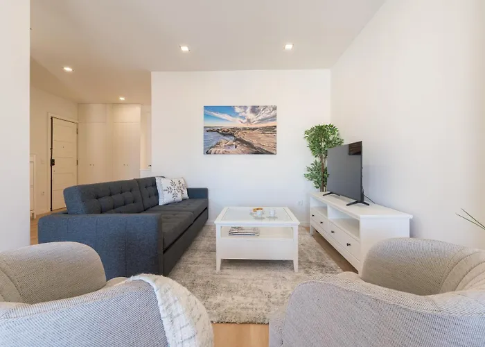 Host Wise - Bright & Spacious Retreat With Balcony
