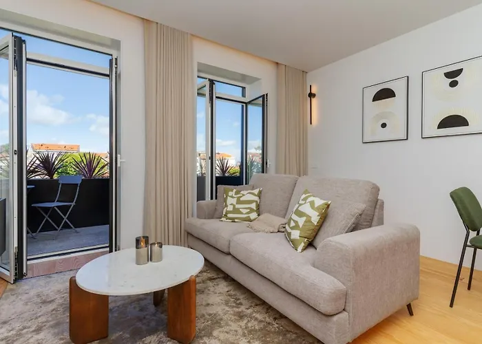 Modern Apt With Private Balcony In The City Center