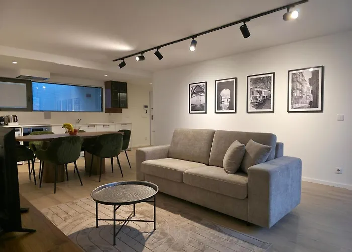 Spacious And Modern 2-Bed Apartment With Garage