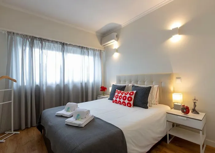 Trindade Sunny Downtown Apartment With Balcony & Ac
