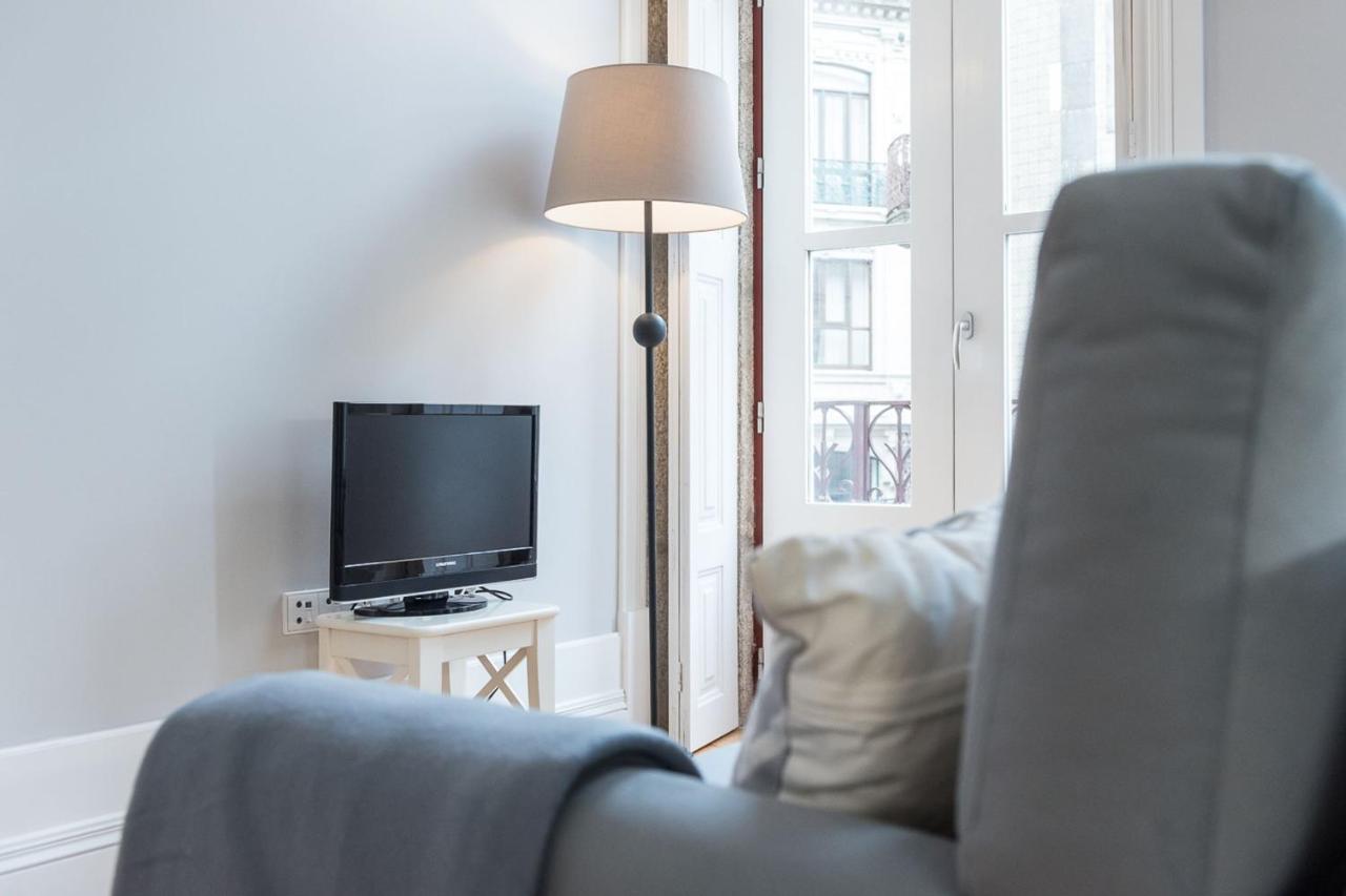 Lovelystay - Windows With Ac By Station Apartment *
