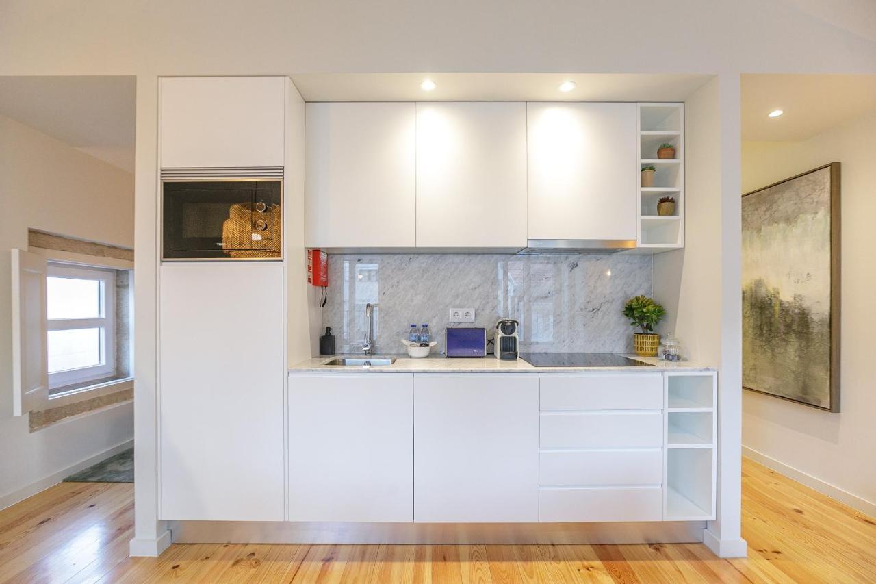 Lovelystay - Downtown With Pool, Ac And Balcony Apartment