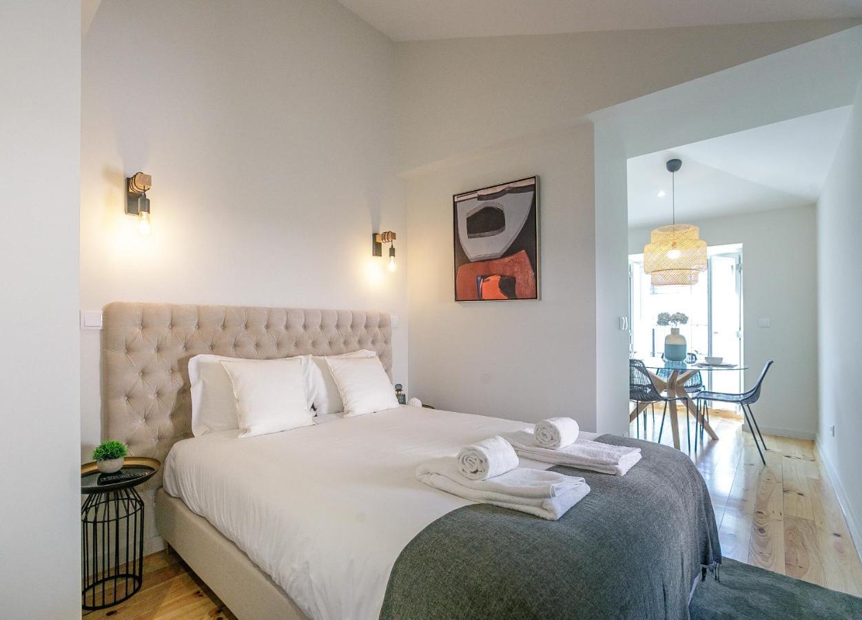 Lovelystay - Downtown With Pool, Ac And Balcony Apartment *