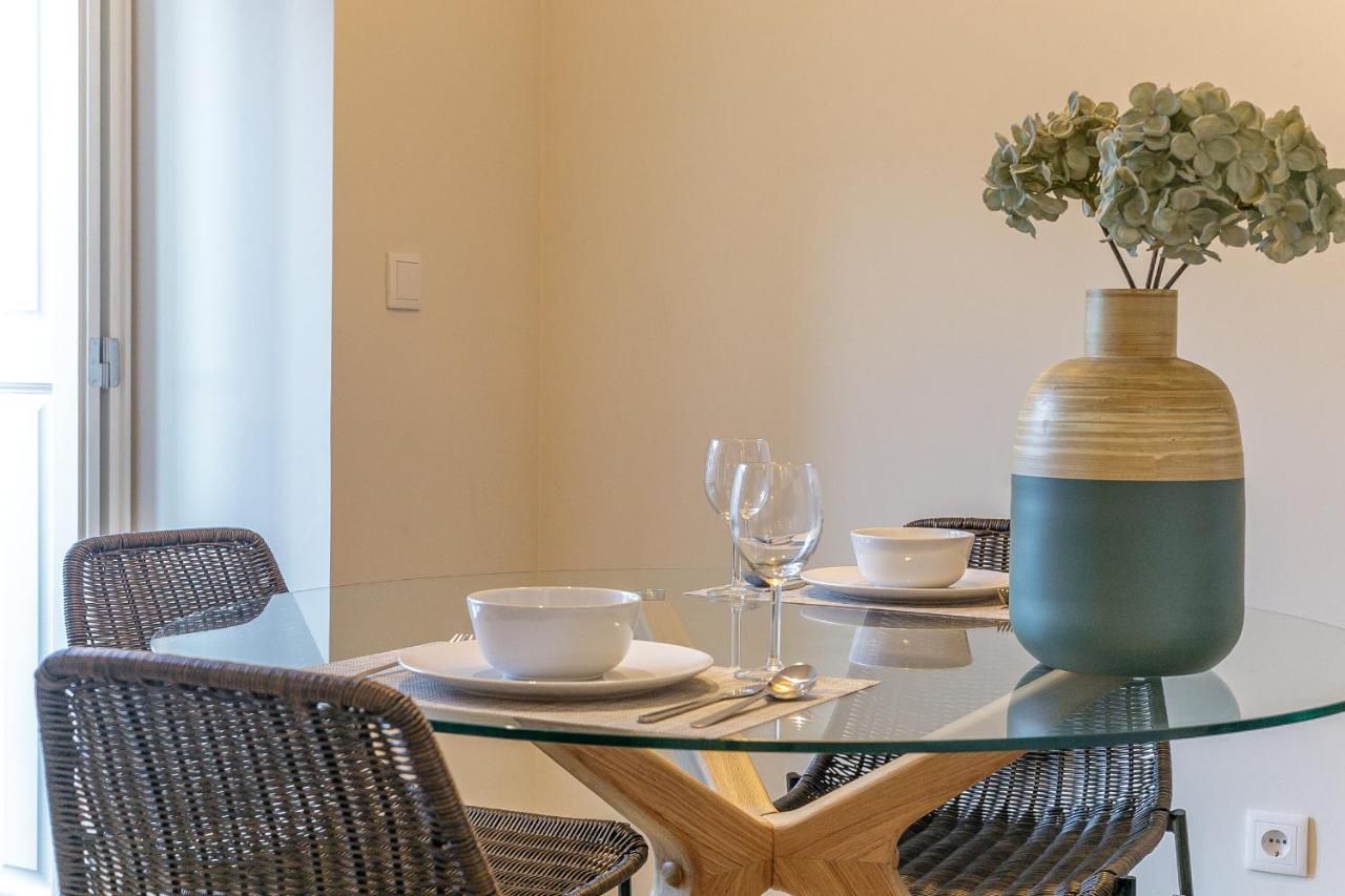Lovelystay - Downtown With Pool, Ac And Balcony Apartment