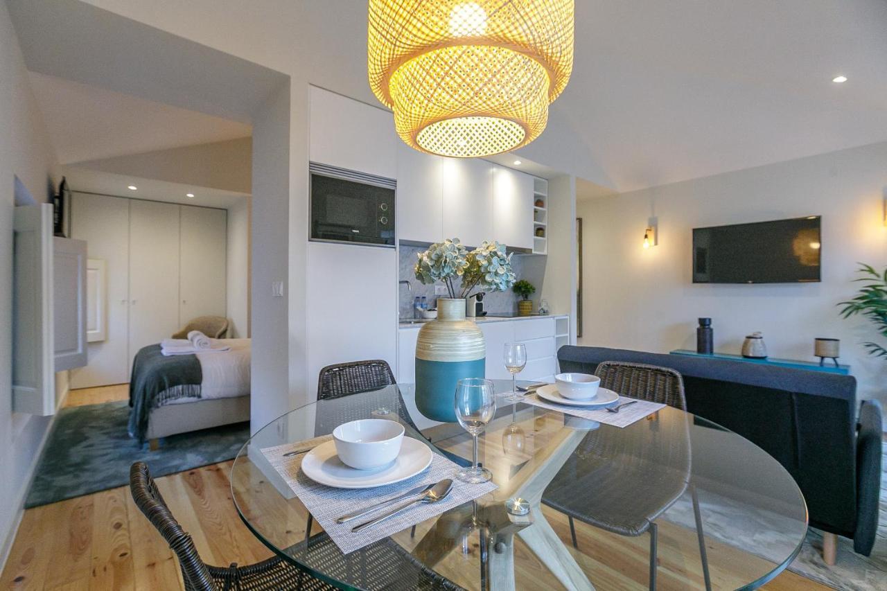 Lovelystay - Downtown With Pool, Ac And Balcony Apartment *