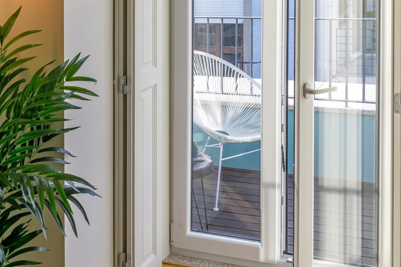Lovelystay - Downtown With Pool, Ac And Balcony * Porto
