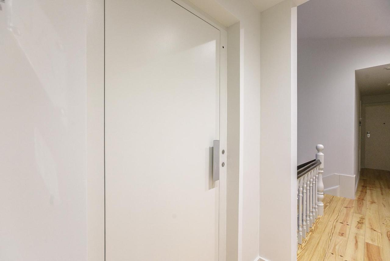 Lovelystay - Downtown With Pool, Ac And Balcony Apartment