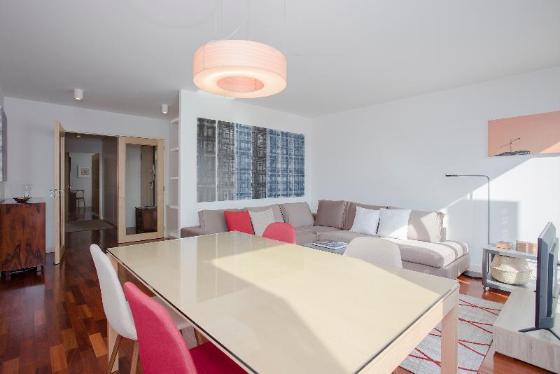 Bright Light Apartment *