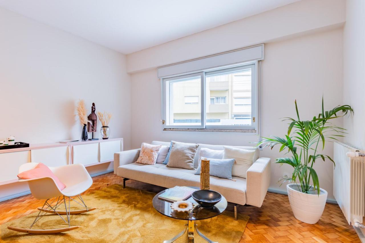 Unique Modernist Duplex & Parking Apartment *