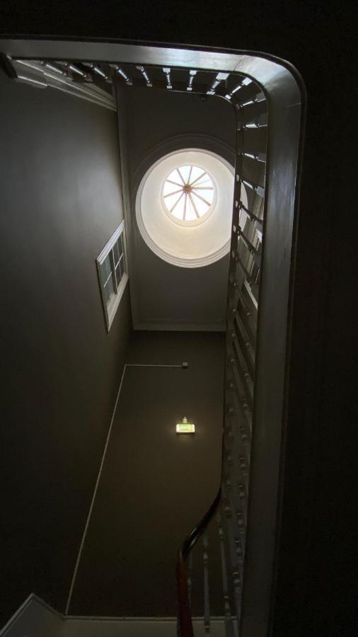 The Yellow House Gasthuis 2*