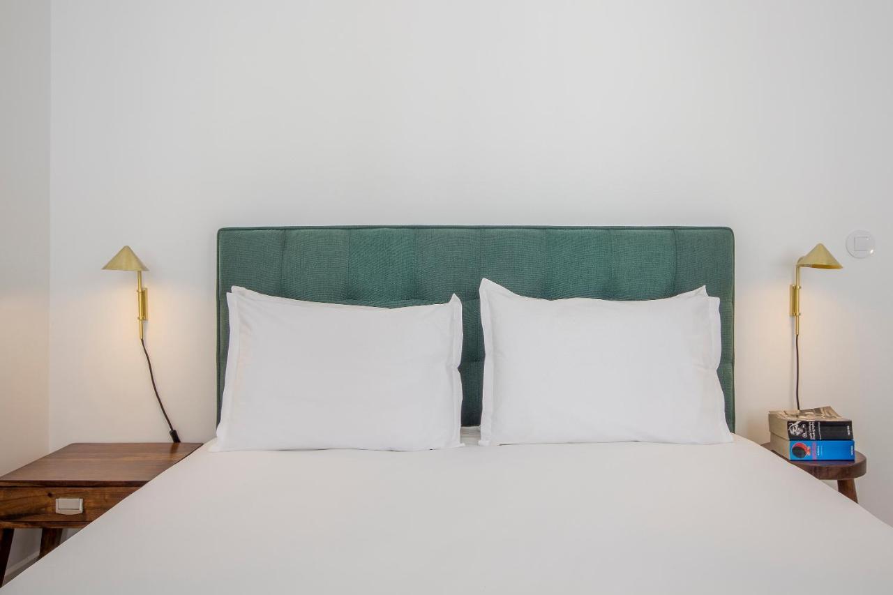 Decompress At A Tranquil, Minimal Urban Oasis With An Edge Apartment