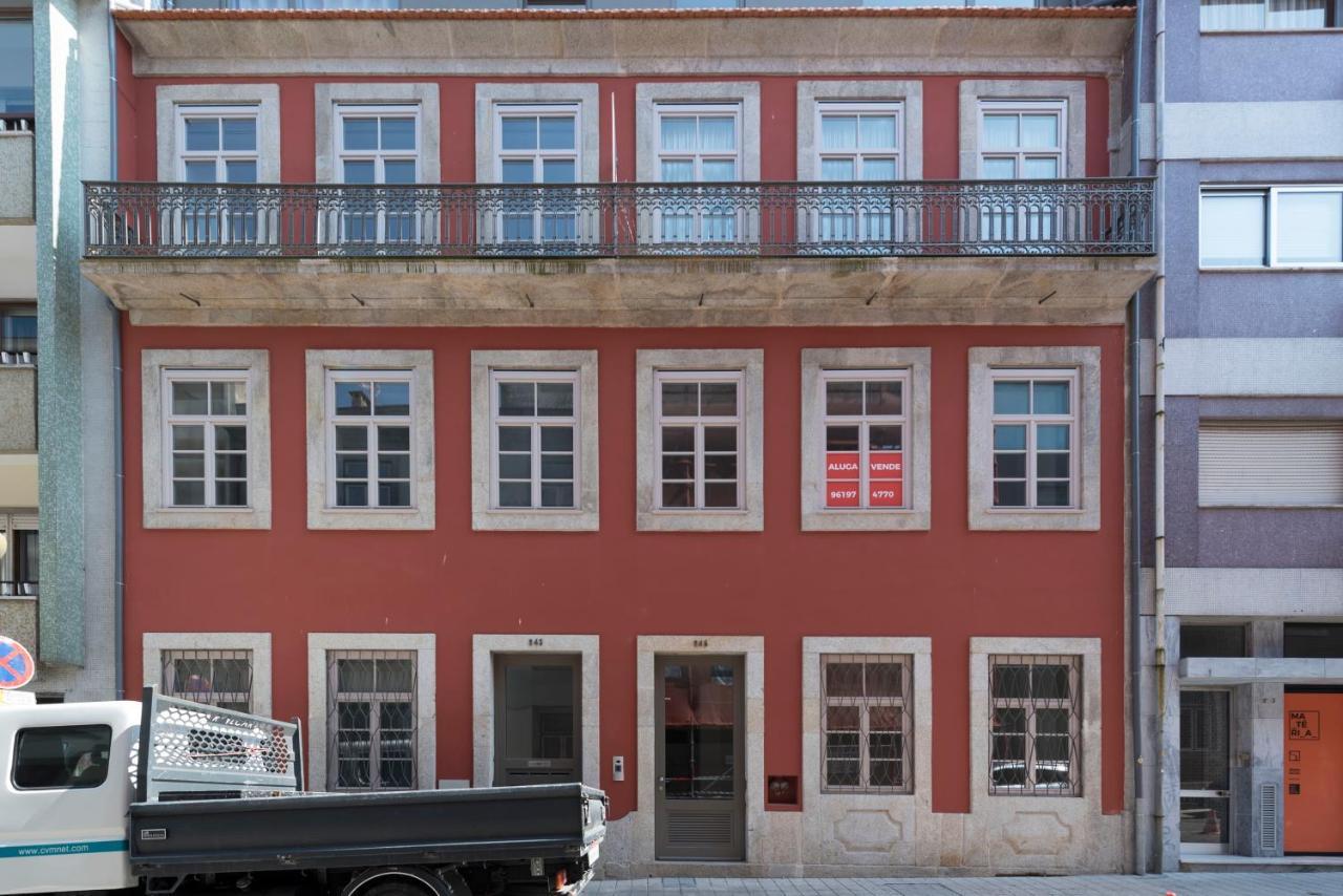 Bombarda Gallery Yard * Porto