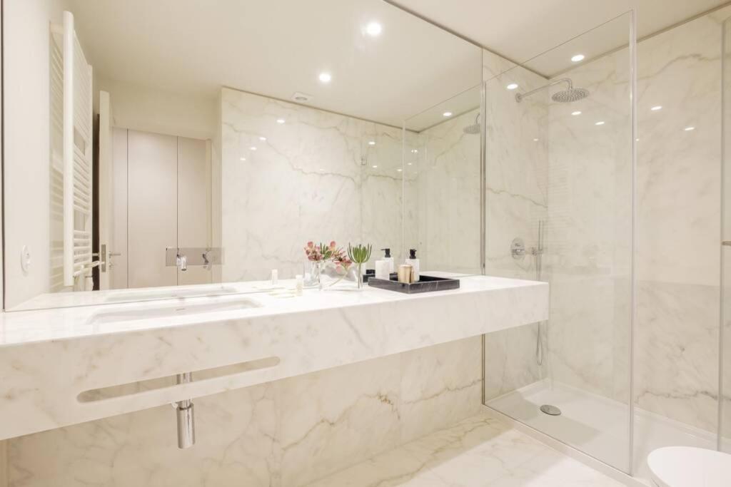Boutique Rentals- Art & Charm W/ Balcony & Garage * Porto