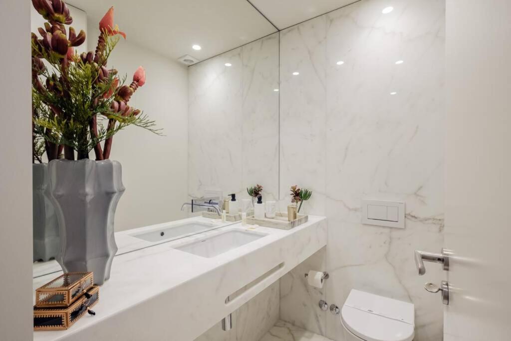 Boutique Rentals- Art & Charm W/ Balcony & Garage *