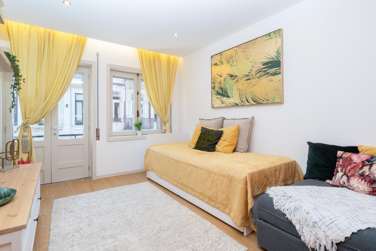Host Wise - Colorful Bright Flat With Balcony Apartment