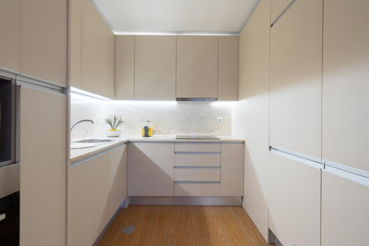 Host Wise - Colorful Bright Flat With Balcony Apartment *
