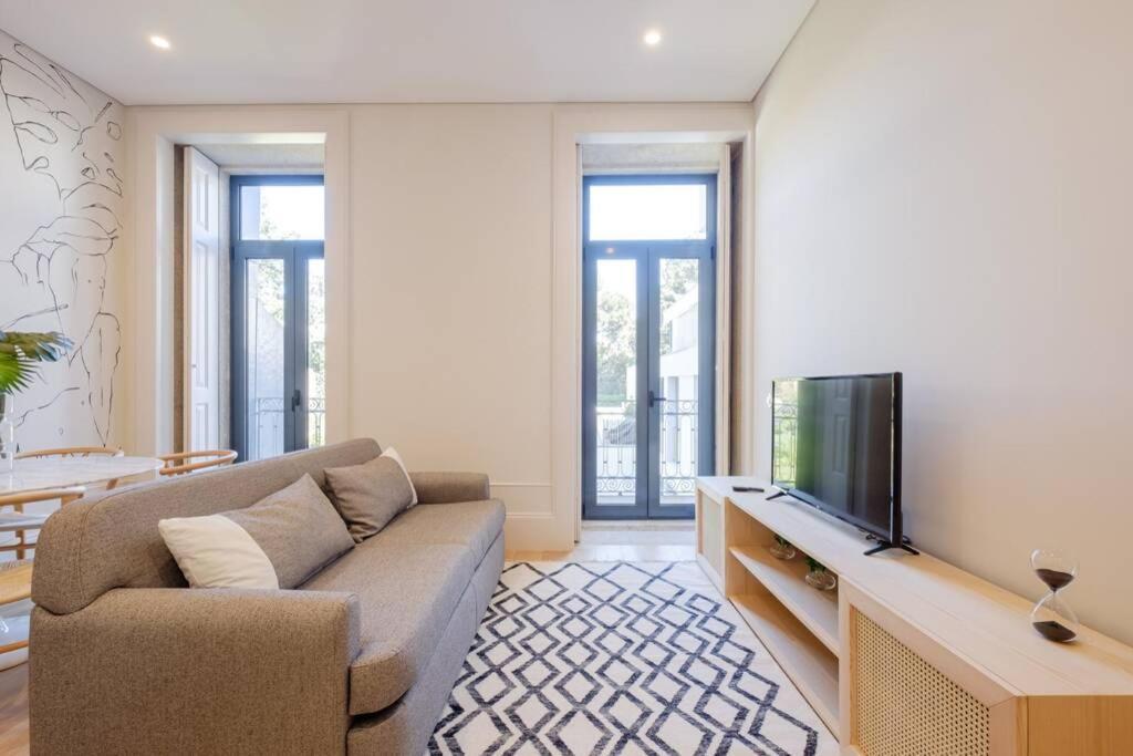 Boutique Rentals- Art & Charm W/ Balcony & Garage Apartment Porto