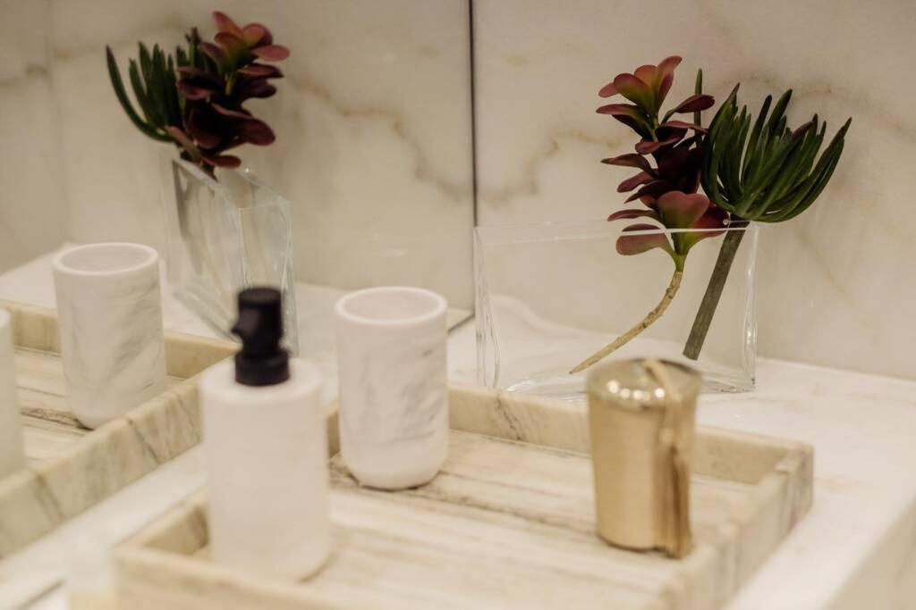 Boutique Rentals- Art & Charm W/ Balcony & Garage Apartment Porto