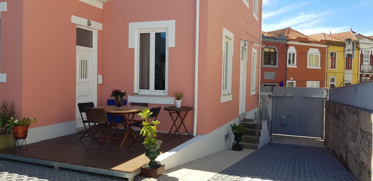 Ferienhaus Luxurious Pink House And Parking