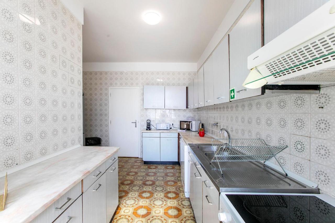 Apartment 3br With Balcony And Free Parking By Lovelystay