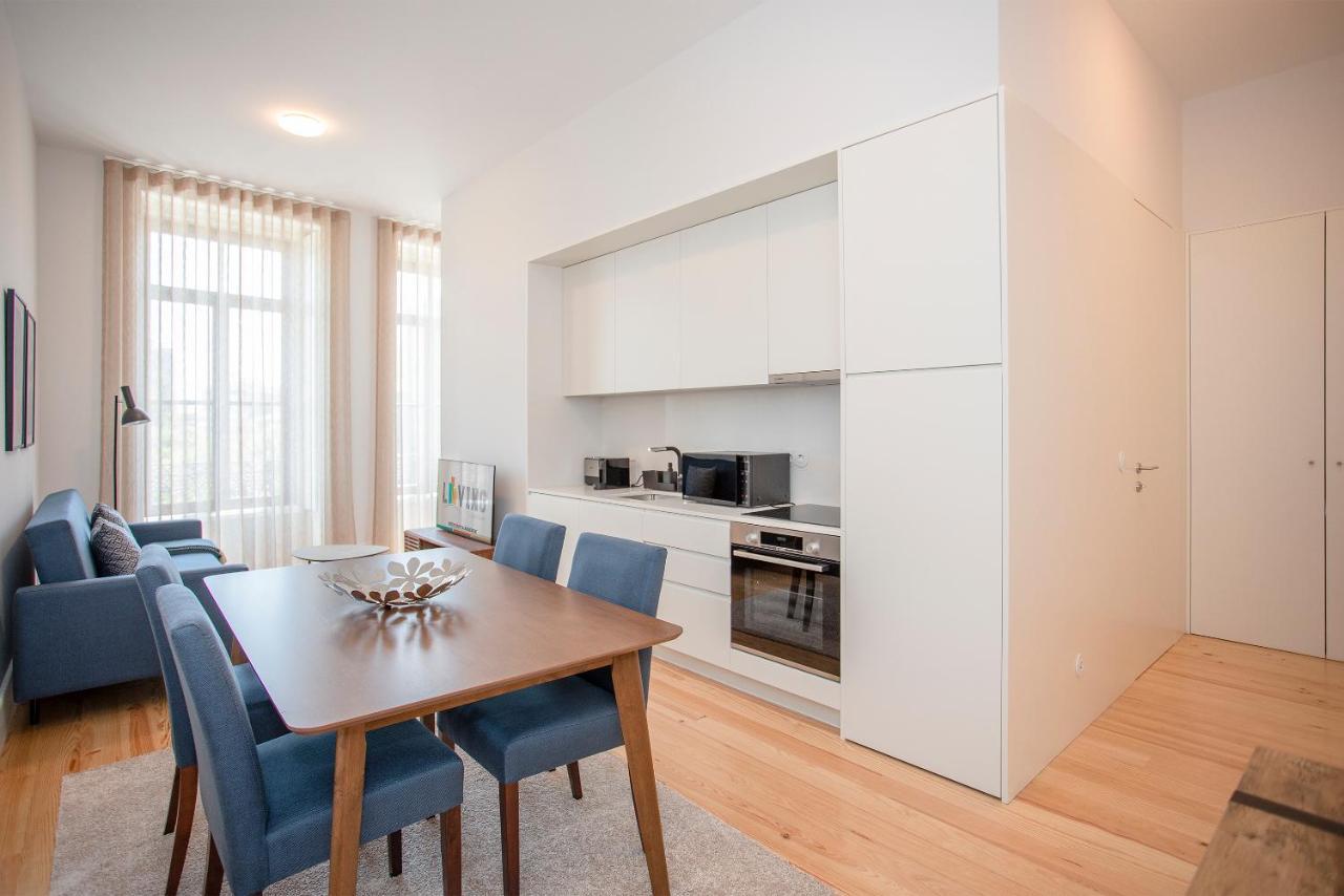 Liiiving In - View Apartment