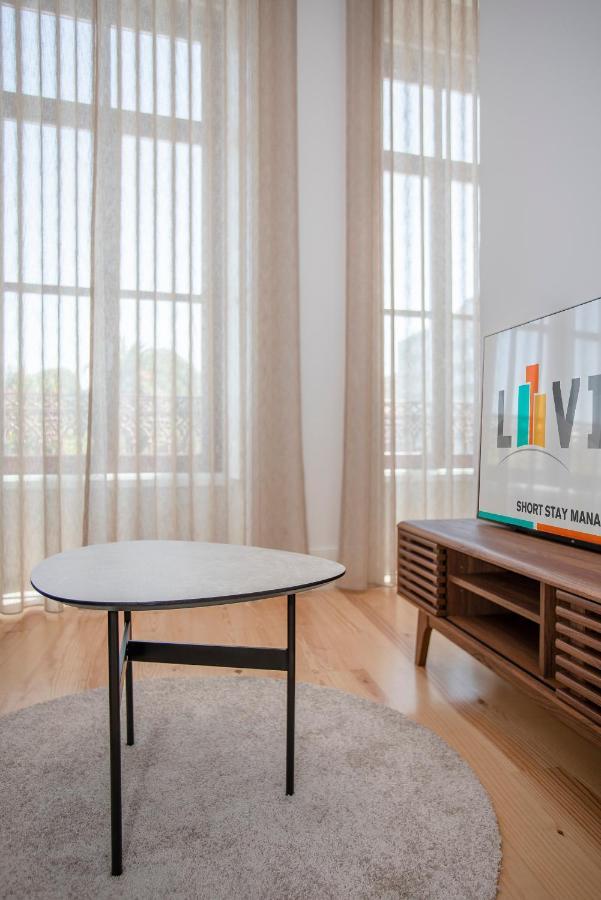 Liiiving In - View Apartment