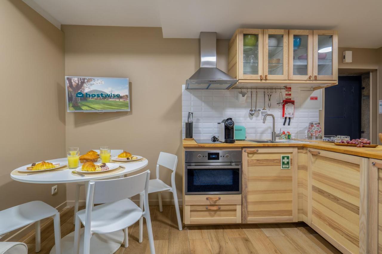 Host Wise - Homely Noble Flats - Garden & Jacuzzi Apartment *