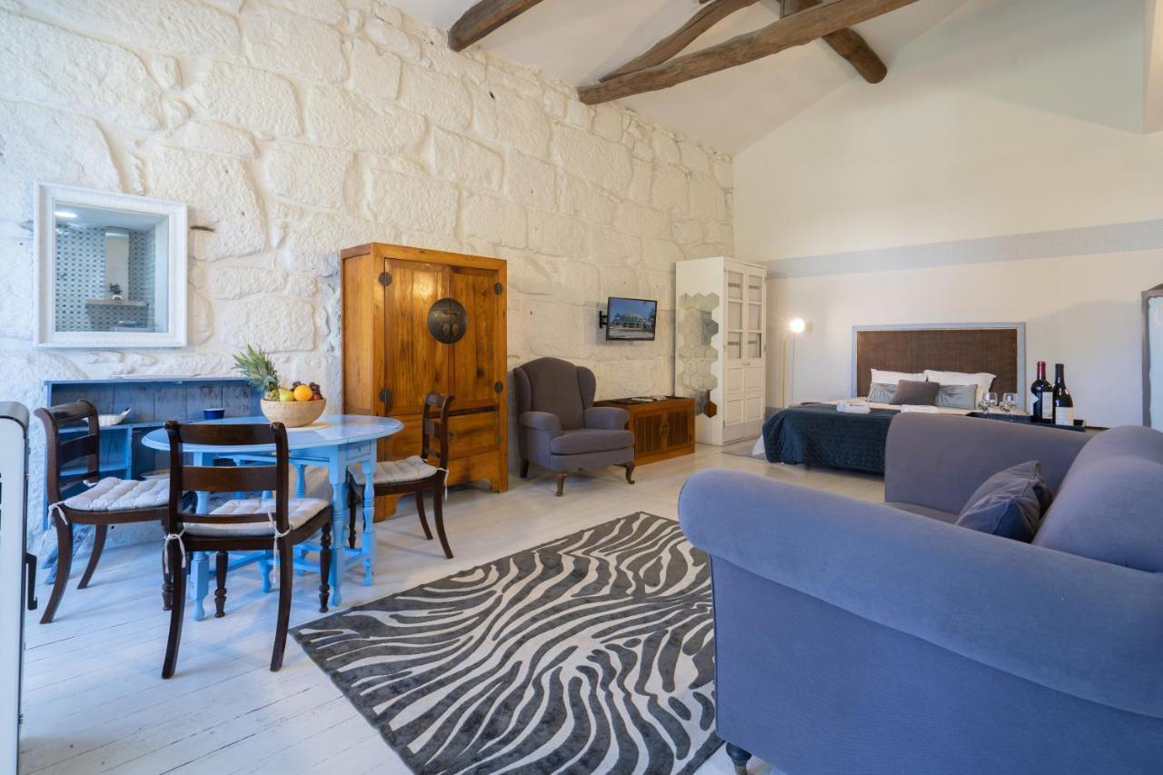 Homely Noble Flats - Garden&jacuzzi Apartment