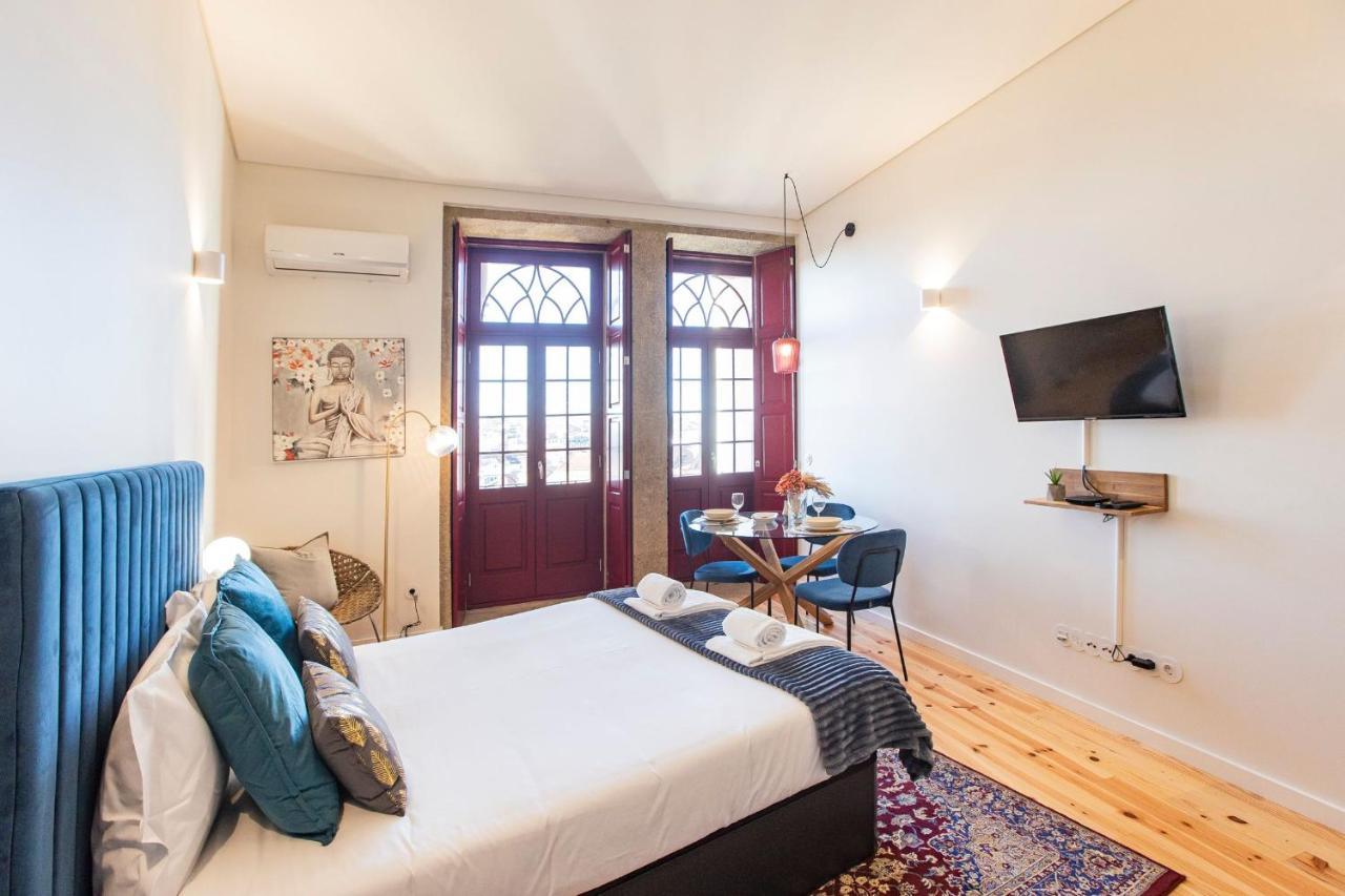 Central Studio W/ Ac, Views & Balcony By Lovelystay