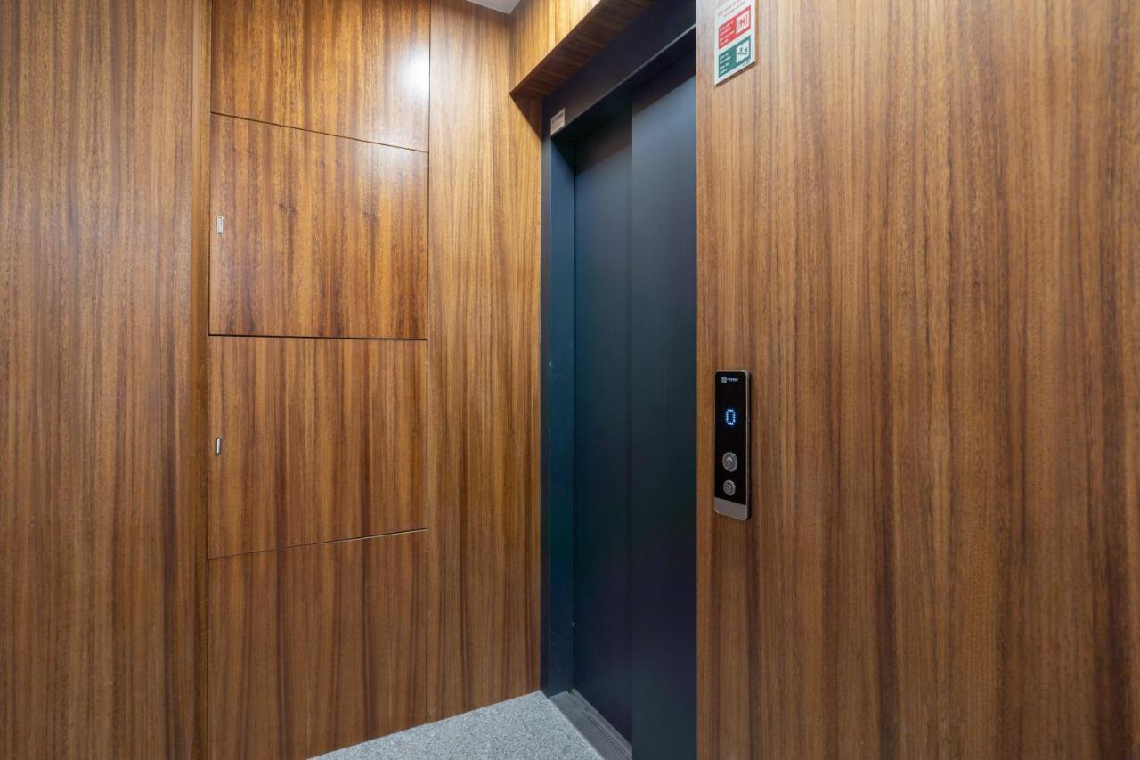 Host Wise - Bright & Contemporary Flat - Ace Location Apartment *