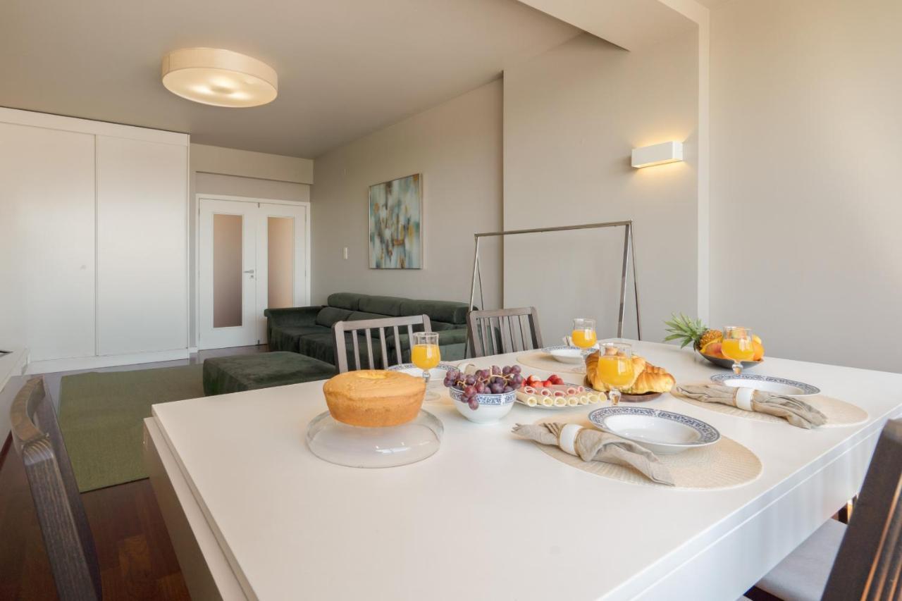 Apartment Roomy Stylish Flat With Balcony