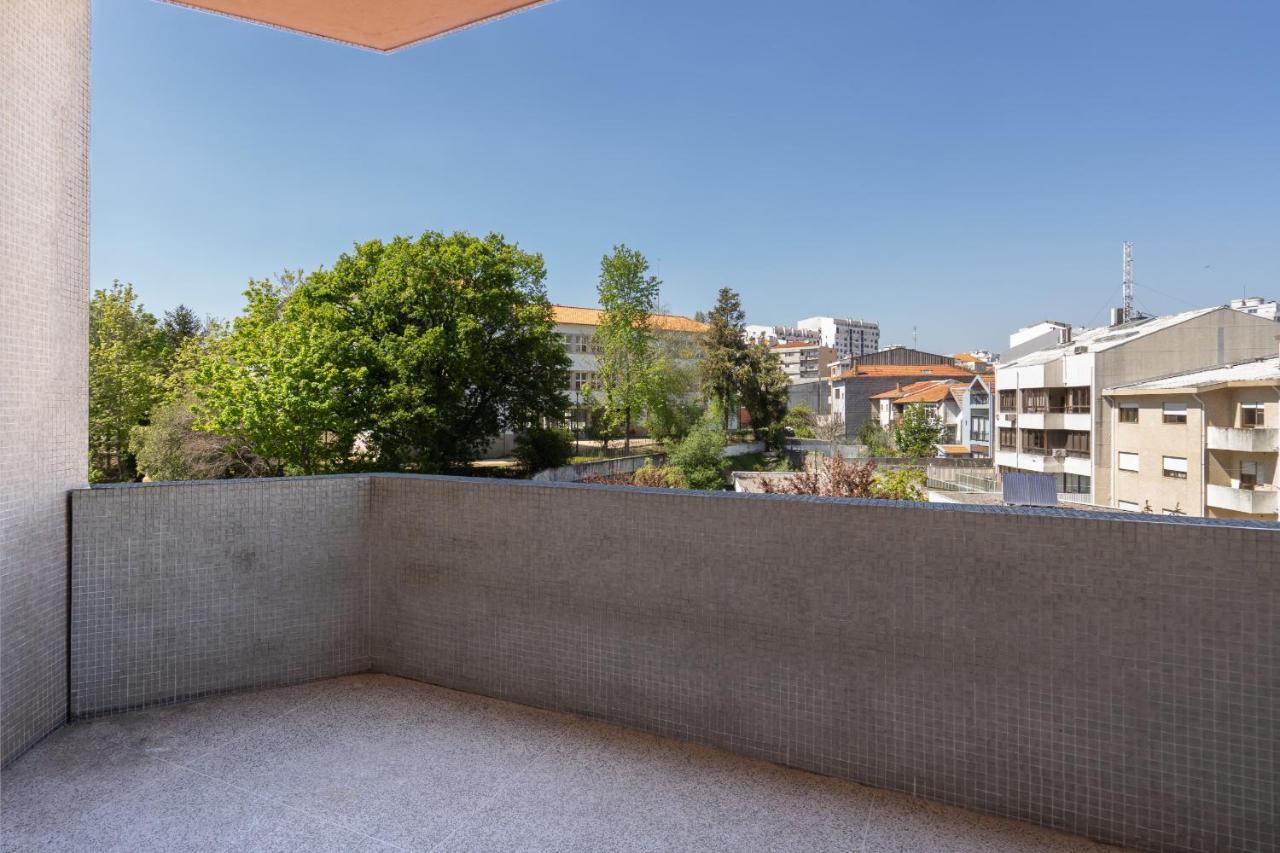 Roomy Stylish Flat With Balcony Porto