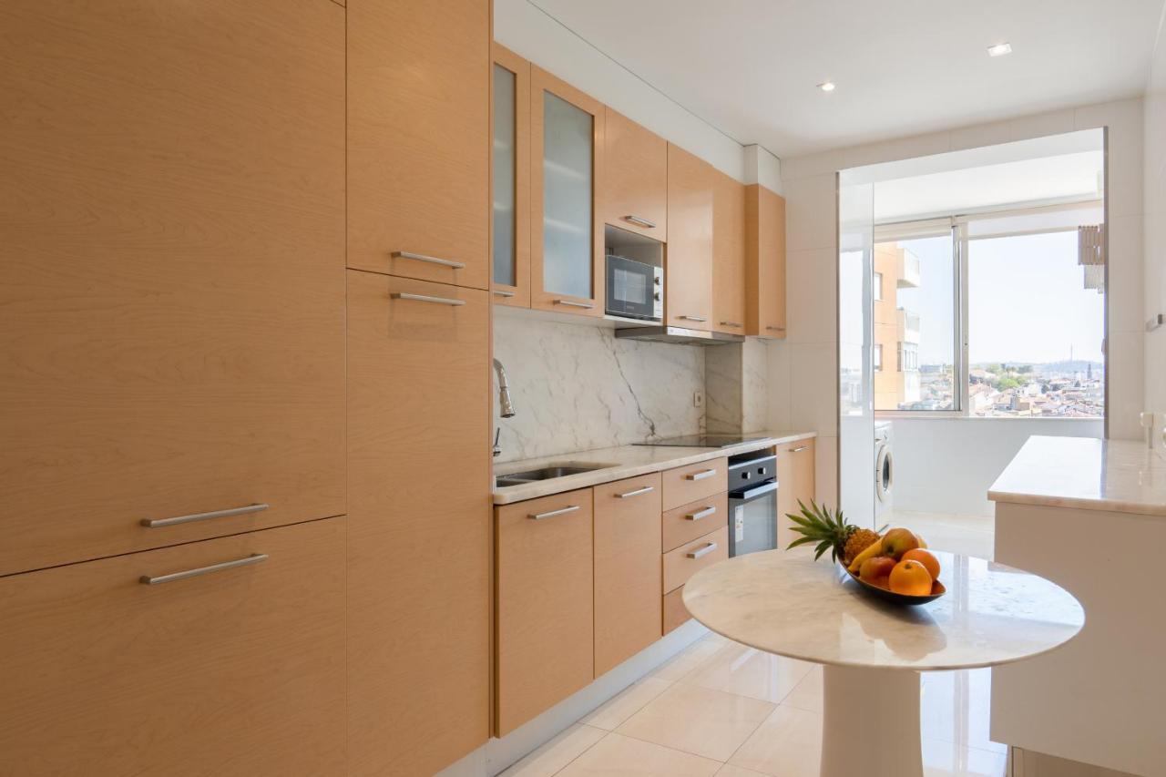 Roomy Stylish Flat With Balcony Porto