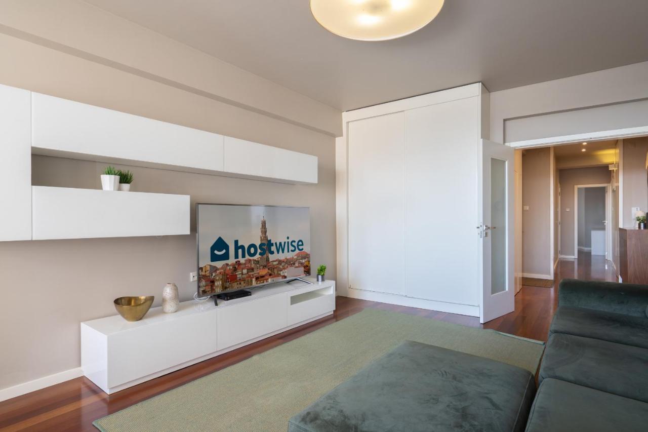 Roomy Stylish Flat With Balcony Apartment
