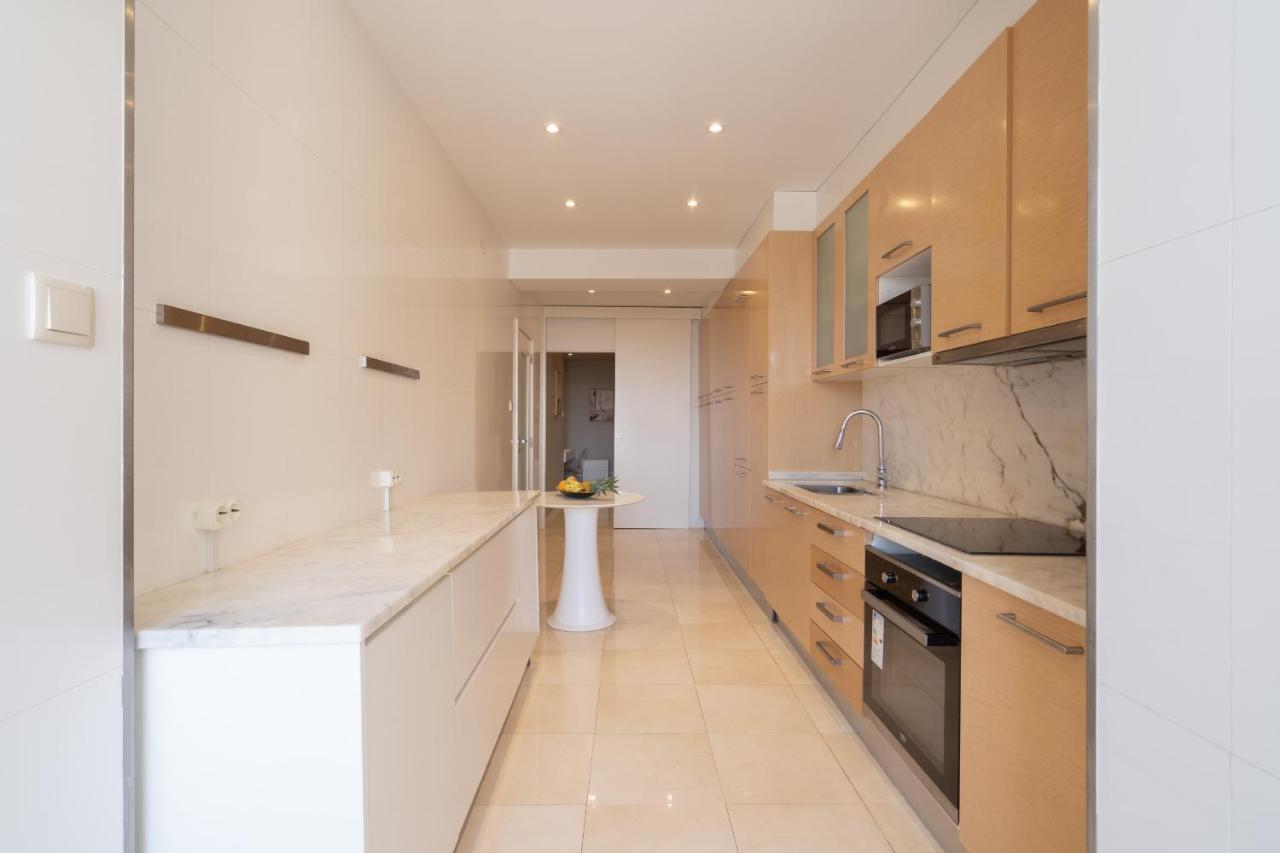 Apartment Roomy Stylish Flat With Balcony *