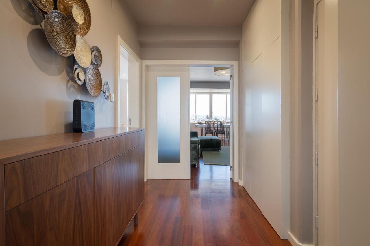 Roomy Stylish Flat With Balcony Apartment