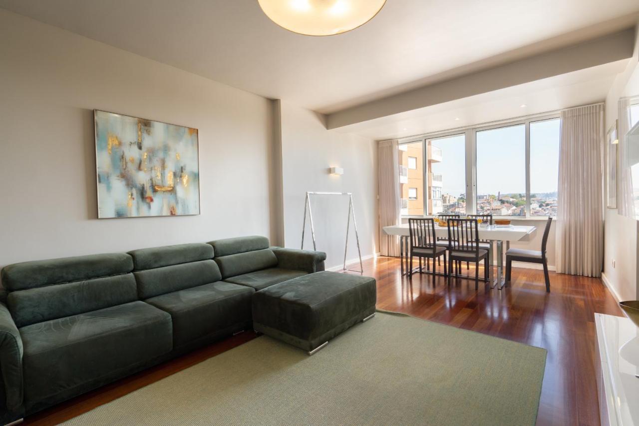 Roomy Stylish Flat With Balcony * Porto