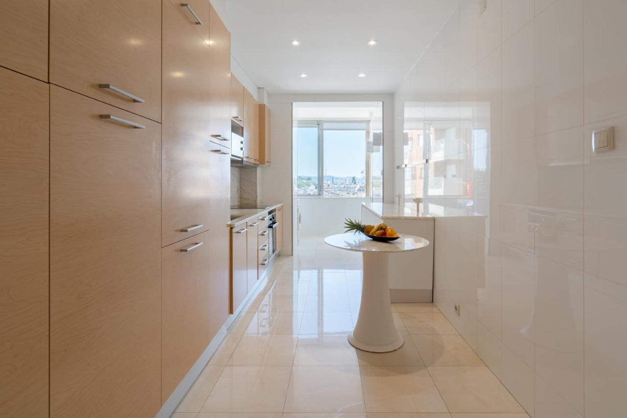 Apartment Roomy Stylish Flat With Balcony *