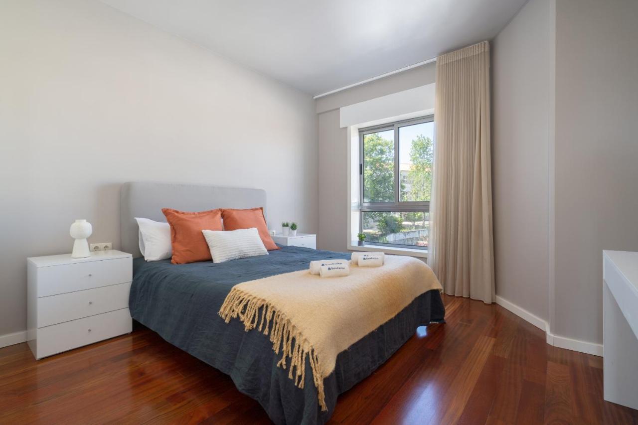 Roomy Stylish Flat With Balcony Apartment *
