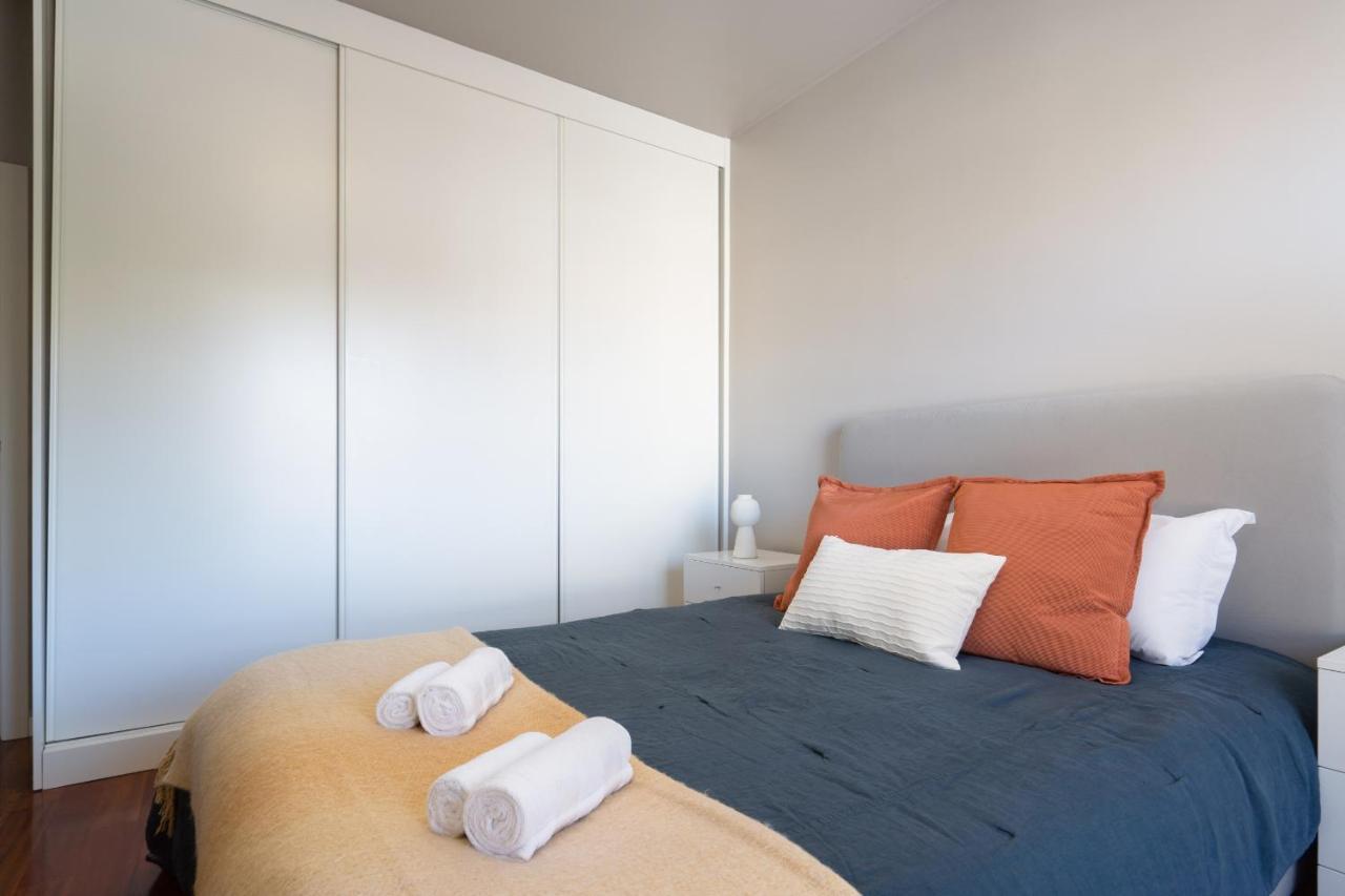 Apartment Roomy Stylish Flat With Balcony