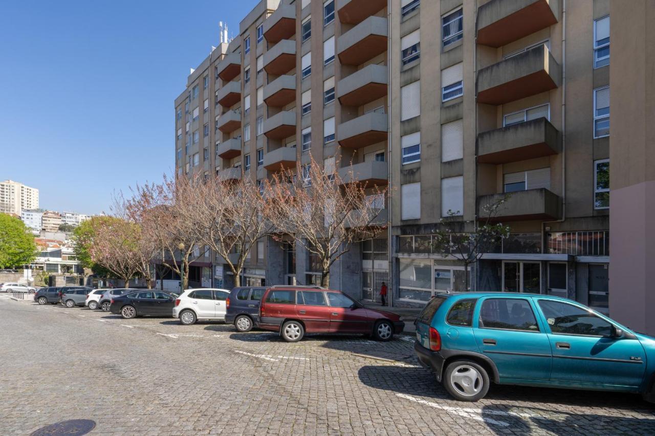 Roomy Stylish Flat With Balcony * Porto