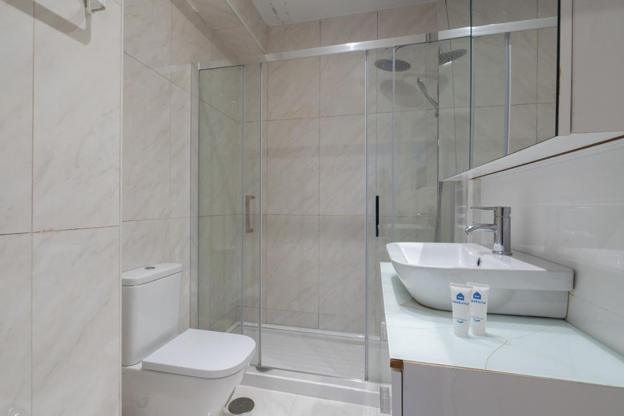 Roomy Stylish Flat With Balcony
