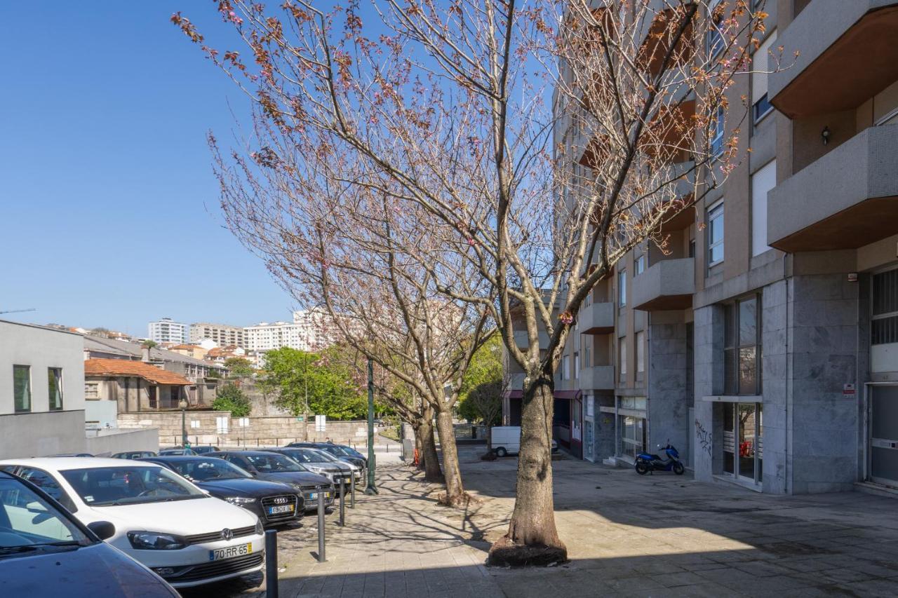 Roomy Stylish Flat With Balcony Porto