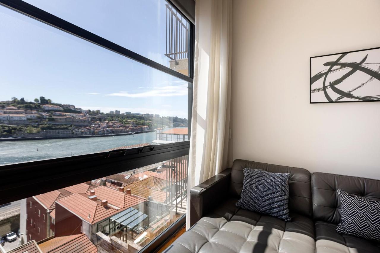 Luxurious Townhome With River View By Lovelystay