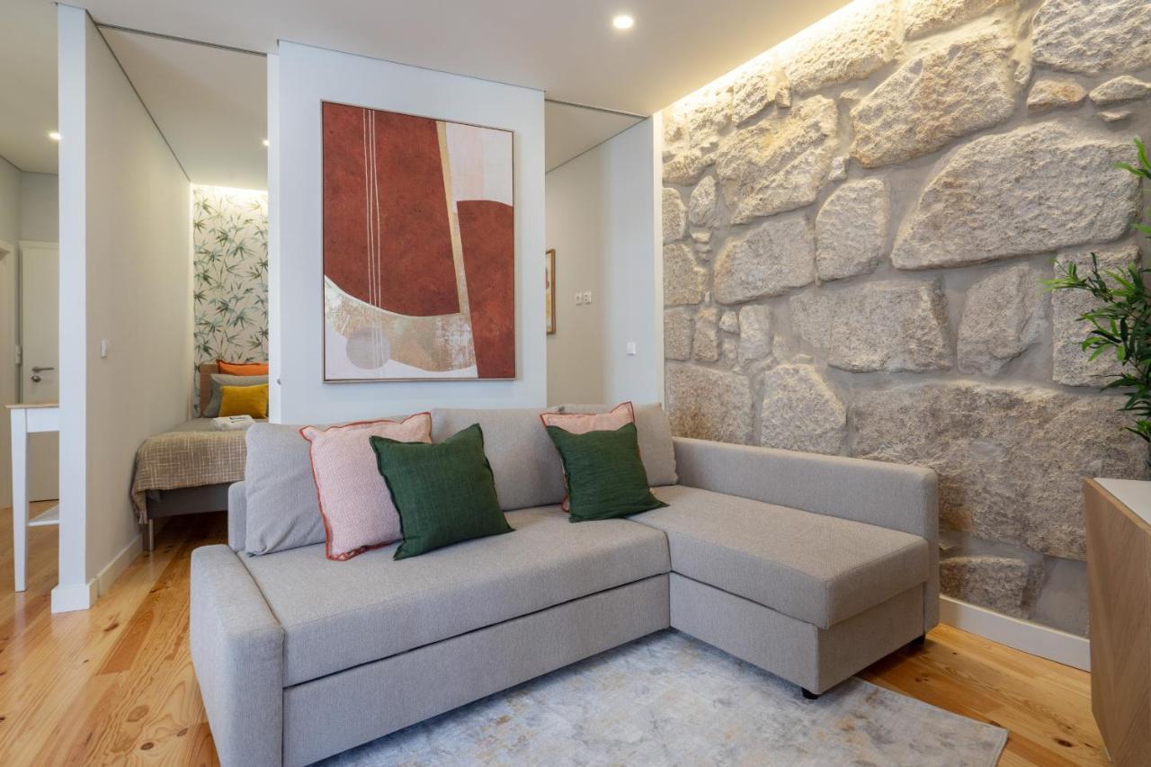 Host Wise - Enchanting Design Flat - Premium Location Apartment *