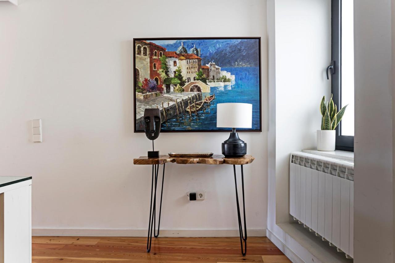 Luxurious Townhome With River View By Lovelystay
