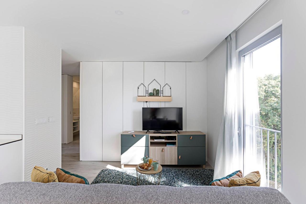Stylish Flat W/ Gym & Parking By Lovelystay Apartment *