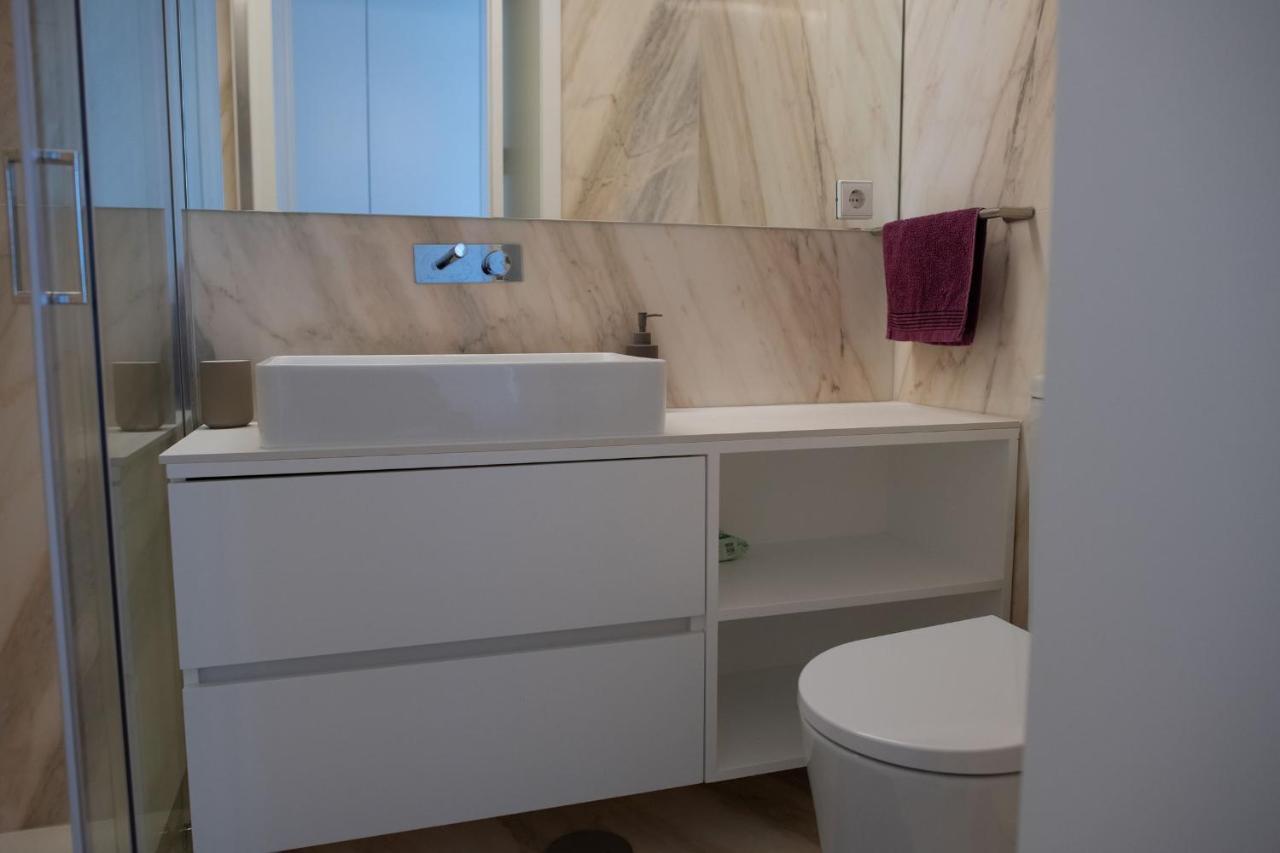 Appartement Spacious W/ Balcony & Ac By Lovelystay