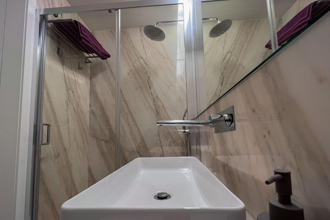 Appartement Spacious W/ Balcony & Ac By Lovelystay
