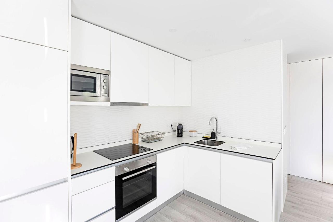 Stylish Flat W/ Gym & Parking By Lovelystay *